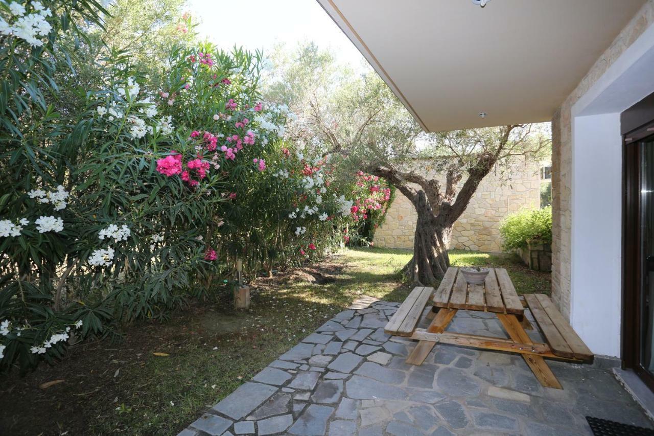 Villa Argo 3 - Beachfront, Big Gardens, Location! Pefkochori Esterno foto