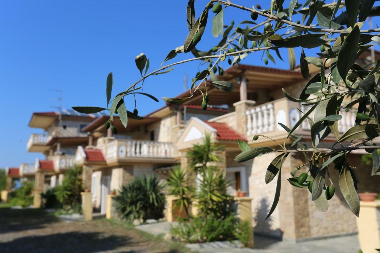 Villa Argo 3 - Beachfront, Big Gardens, Location! Pefkochori Esterno foto