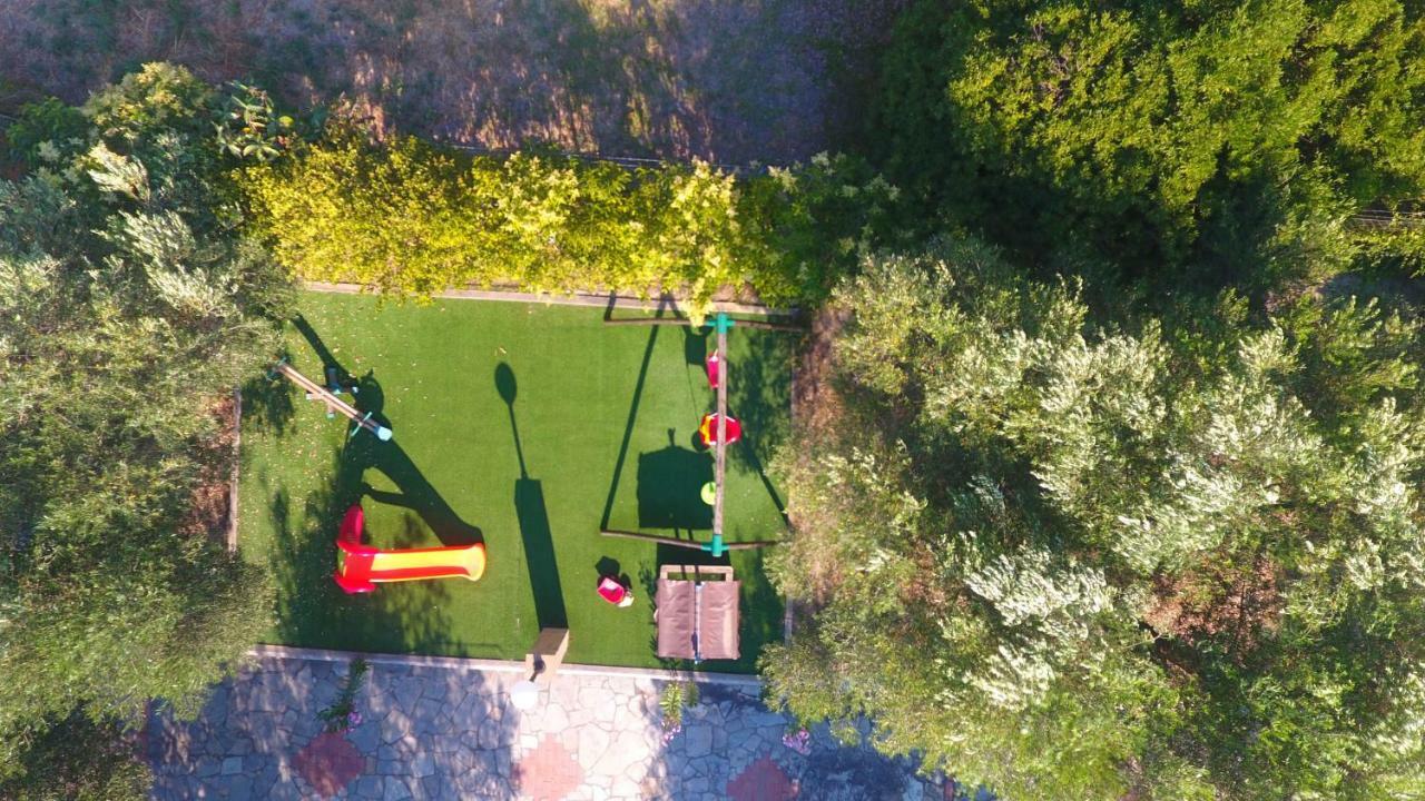Villa Argo 3 - Beachfront, Big Gardens, Location! Pefkochori Esterno foto