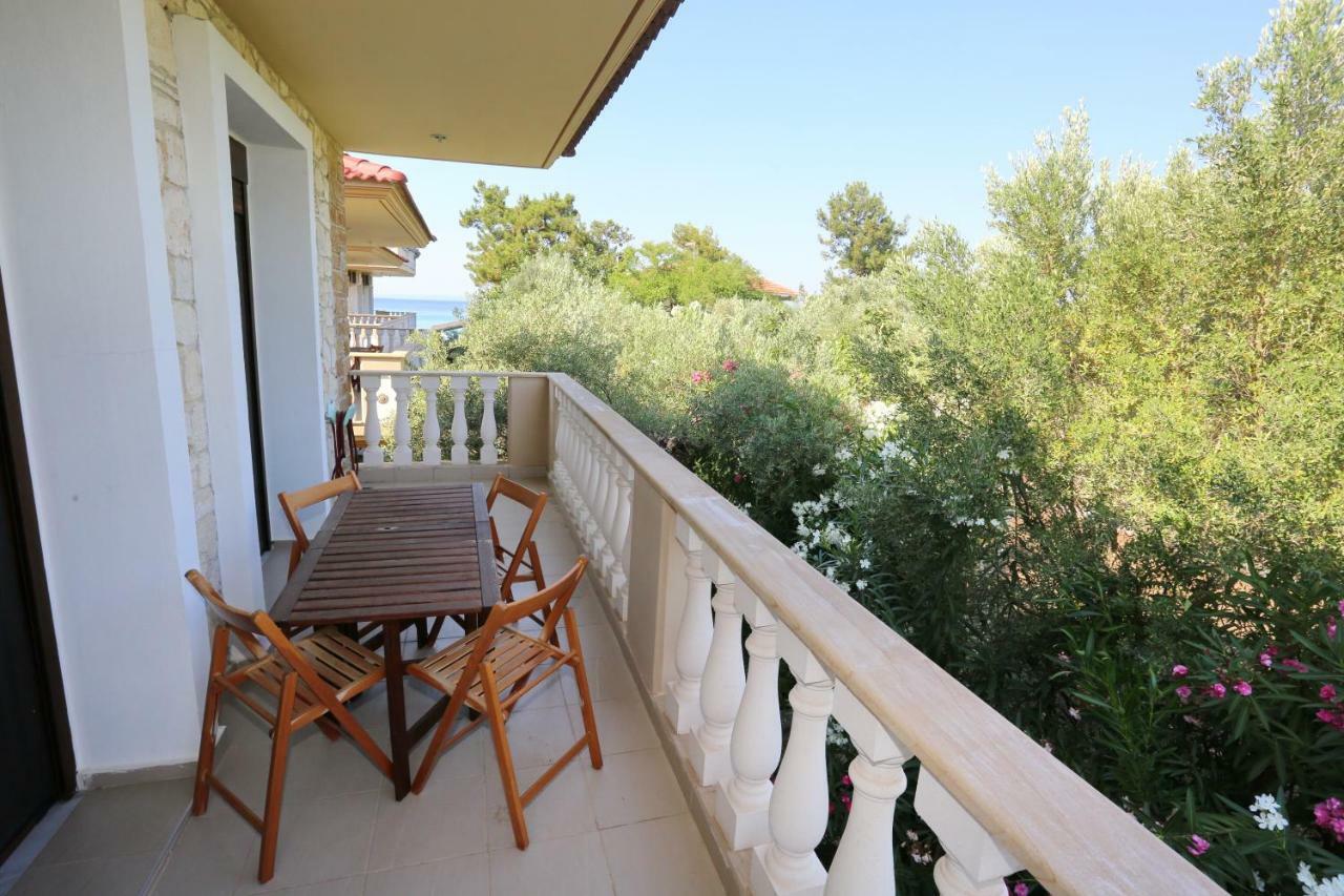 Villa Argo 3 - Beachfront, Big Gardens, Location! Pefkochori Esterno foto