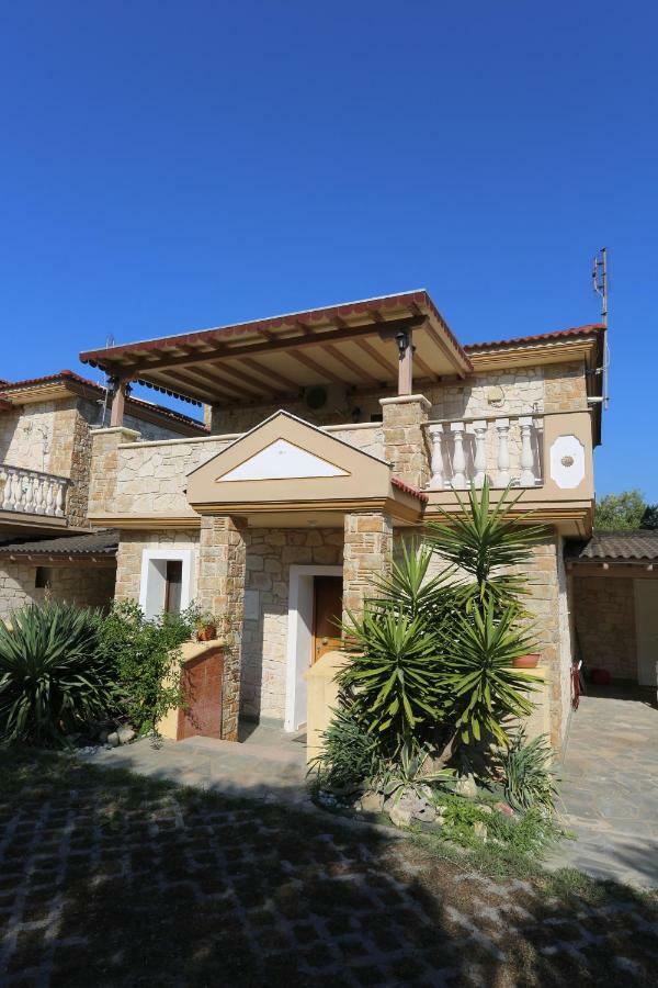 Villa Argo 3 - Beachfront, Big Gardens, Location! Pefkochori Esterno foto