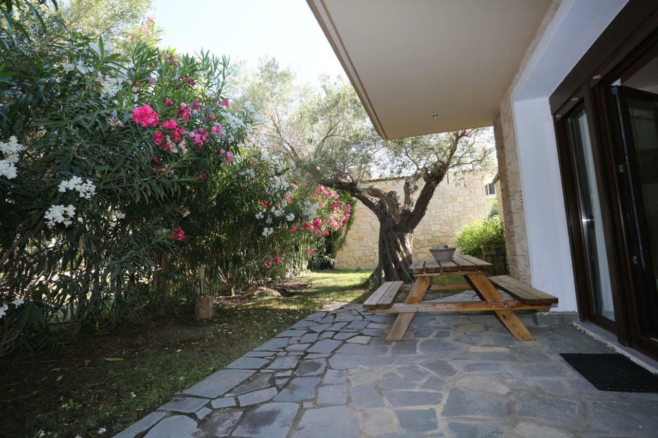 Villa Argo 3 - Beachfront, Big Gardens, Location! Pefkochori Esterno foto