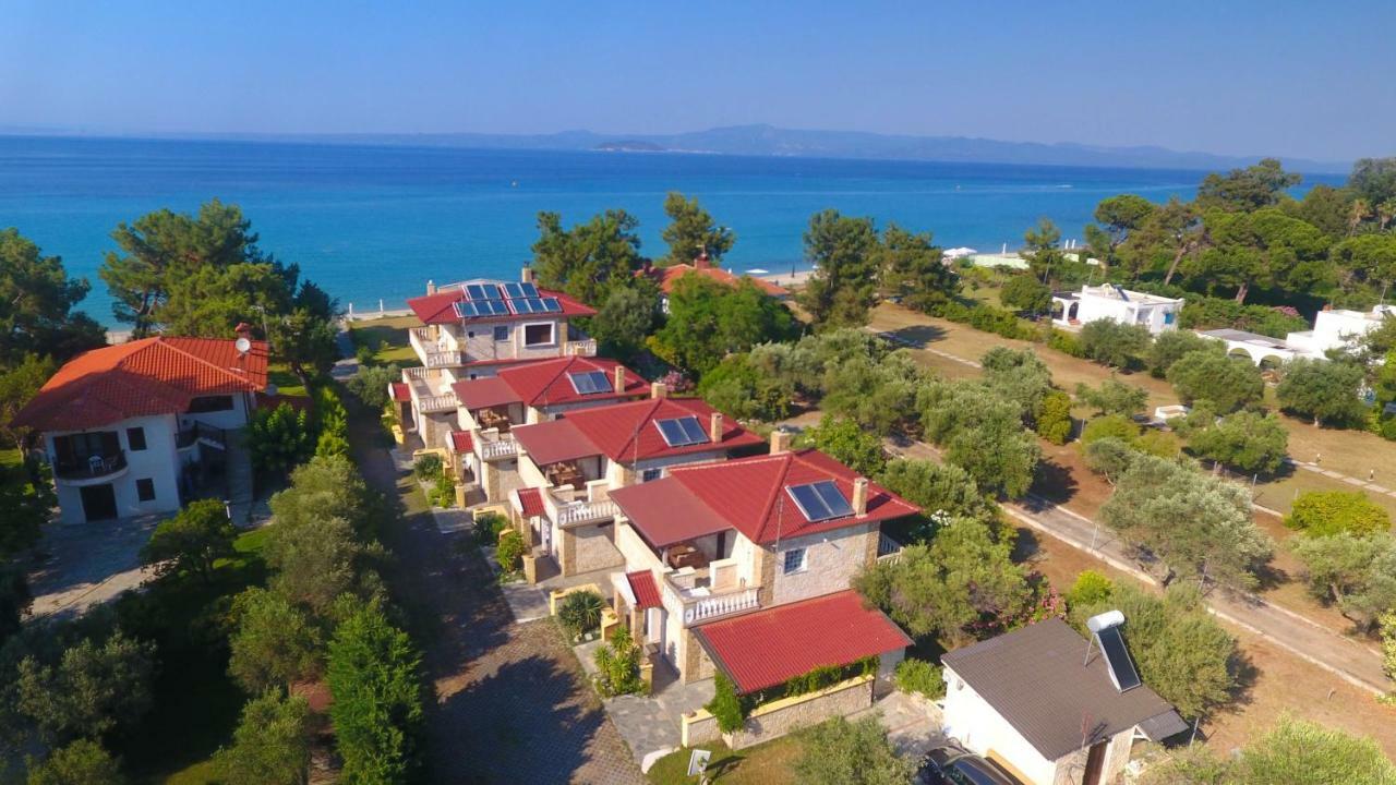 Villa Argo 3 - Beachfront, Big Gardens, Location! Pefkochori Esterno foto