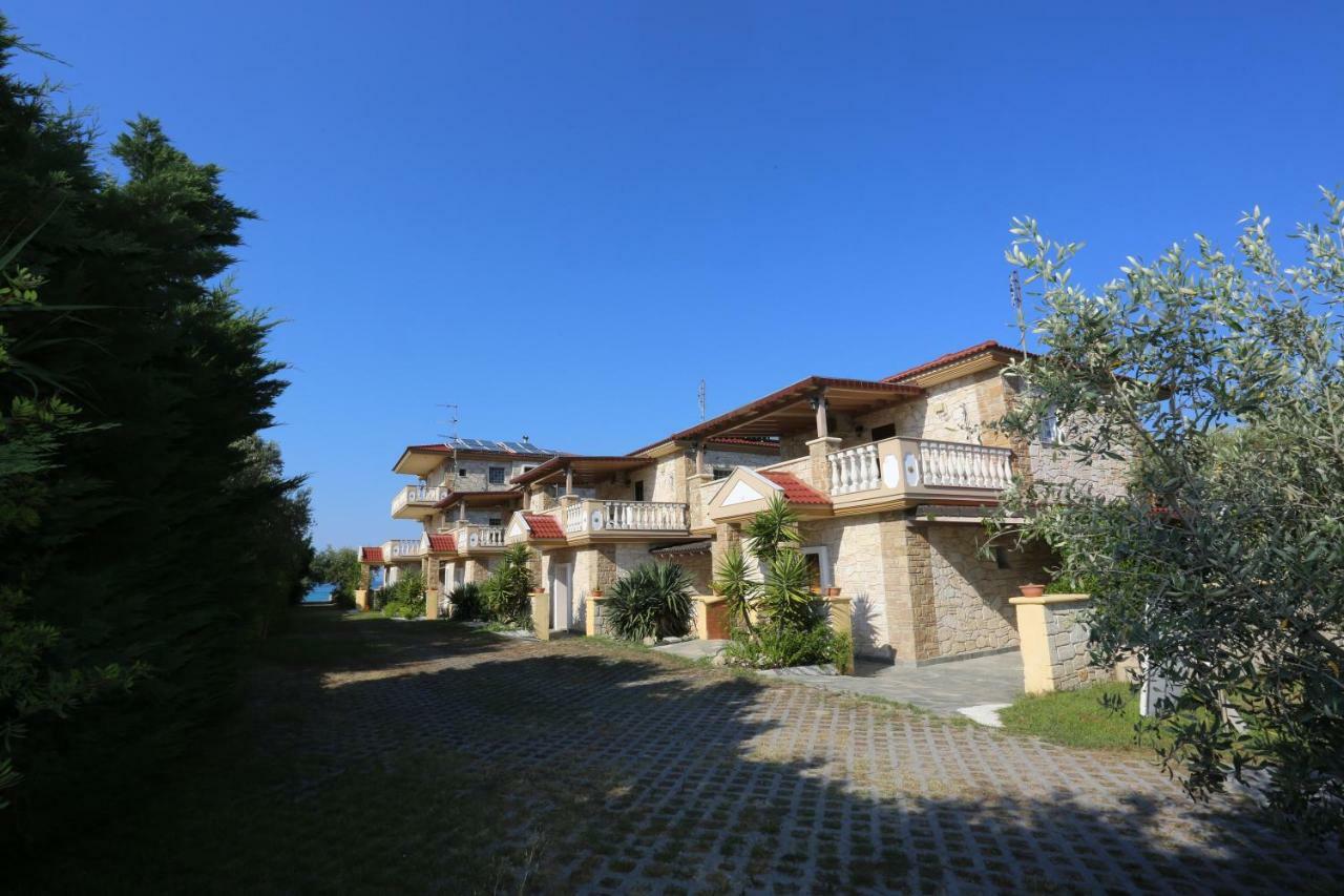 Villa Argo 3 - Beachfront, Big Gardens, Location! Pefkochori Esterno foto