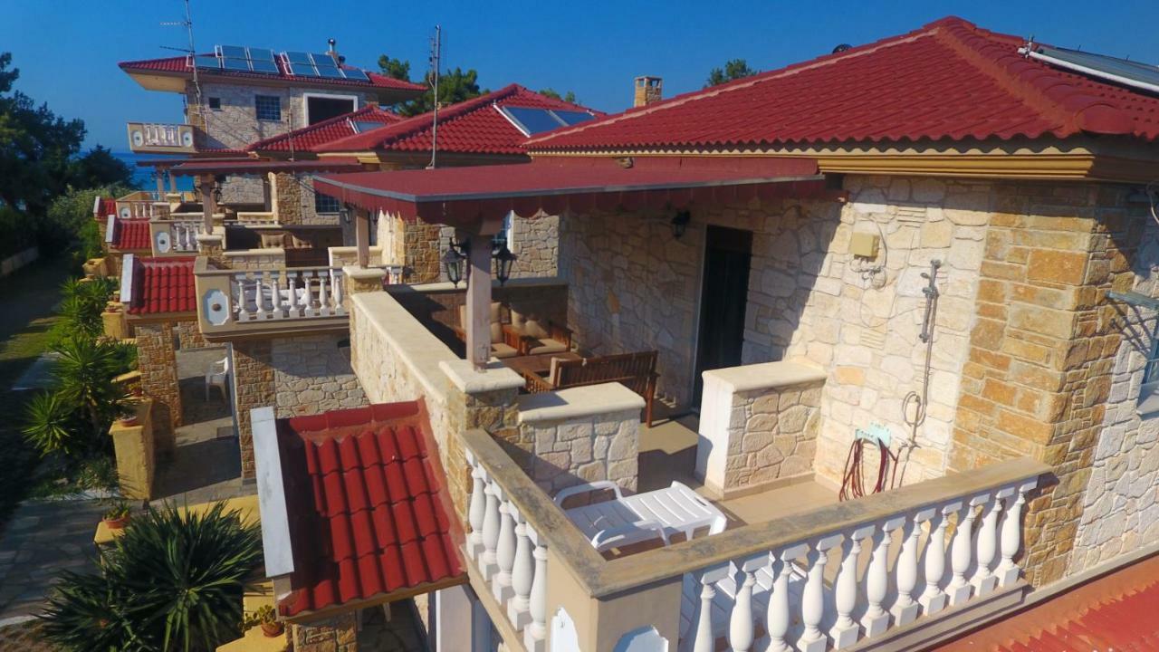 Villa Argo 3 - Beachfront, Big Gardens, Location! Pefkochori Esterno foto