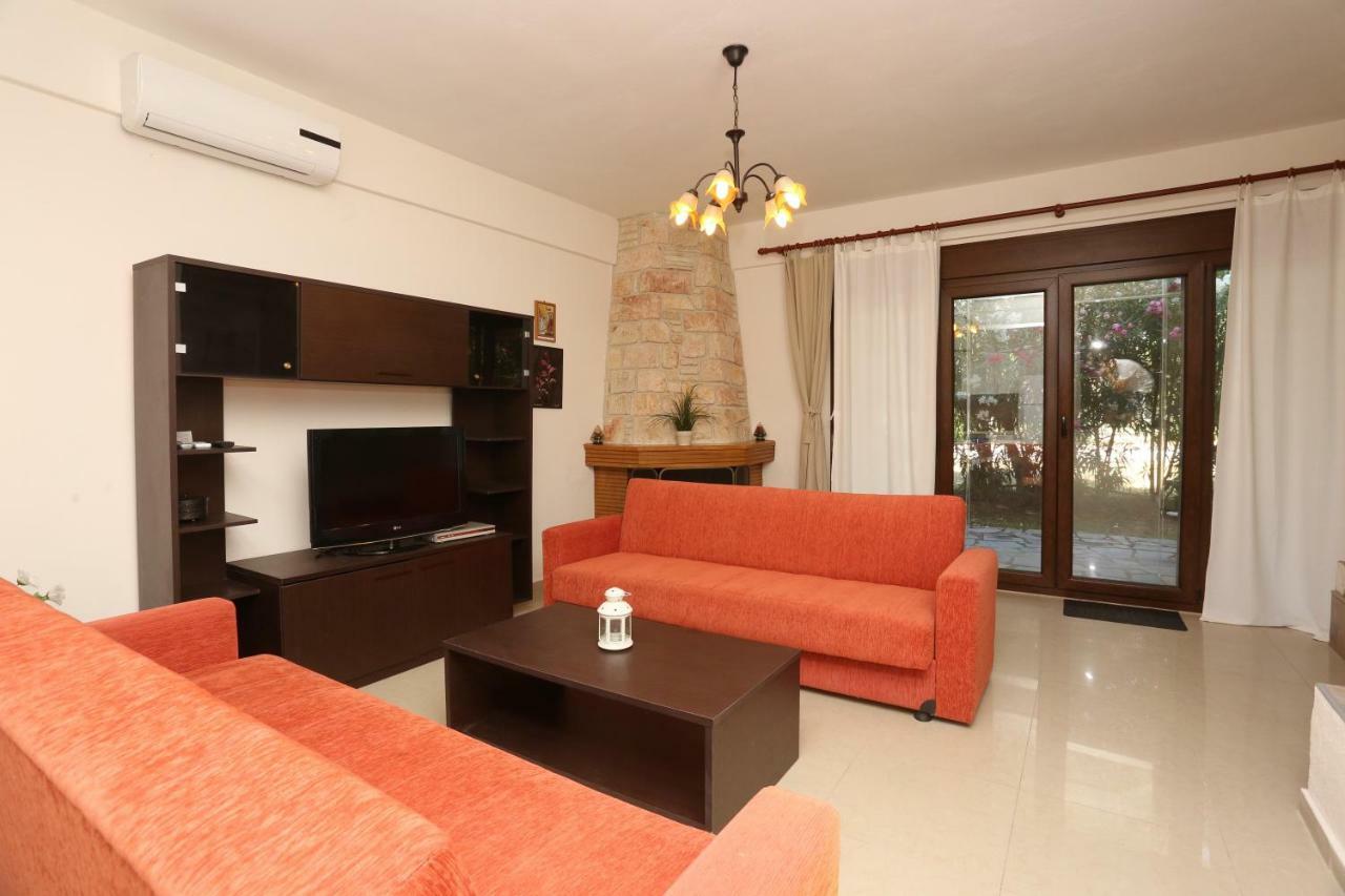 Villa Argo 3 - Beachfront, Big Gardens, Location! Pefkochori Esterno foto