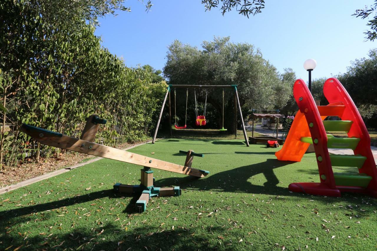 Villa Argo 3 - Beachfront, Big Gardens, Location! Pefkochori Esterno foto