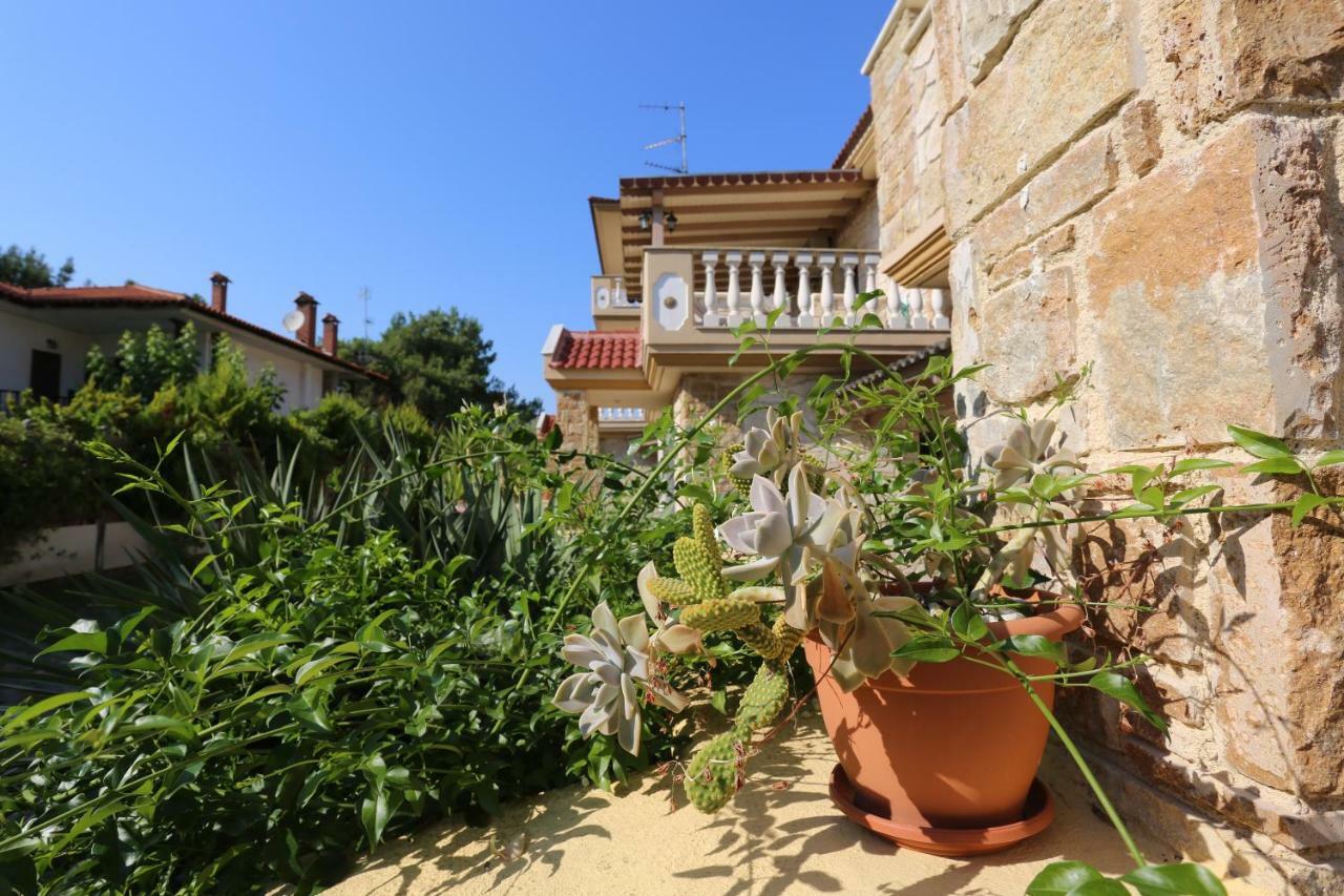 Villa Argo 3 - Beachfront, Big Gardens, Location! Pefkochori Esterno foto