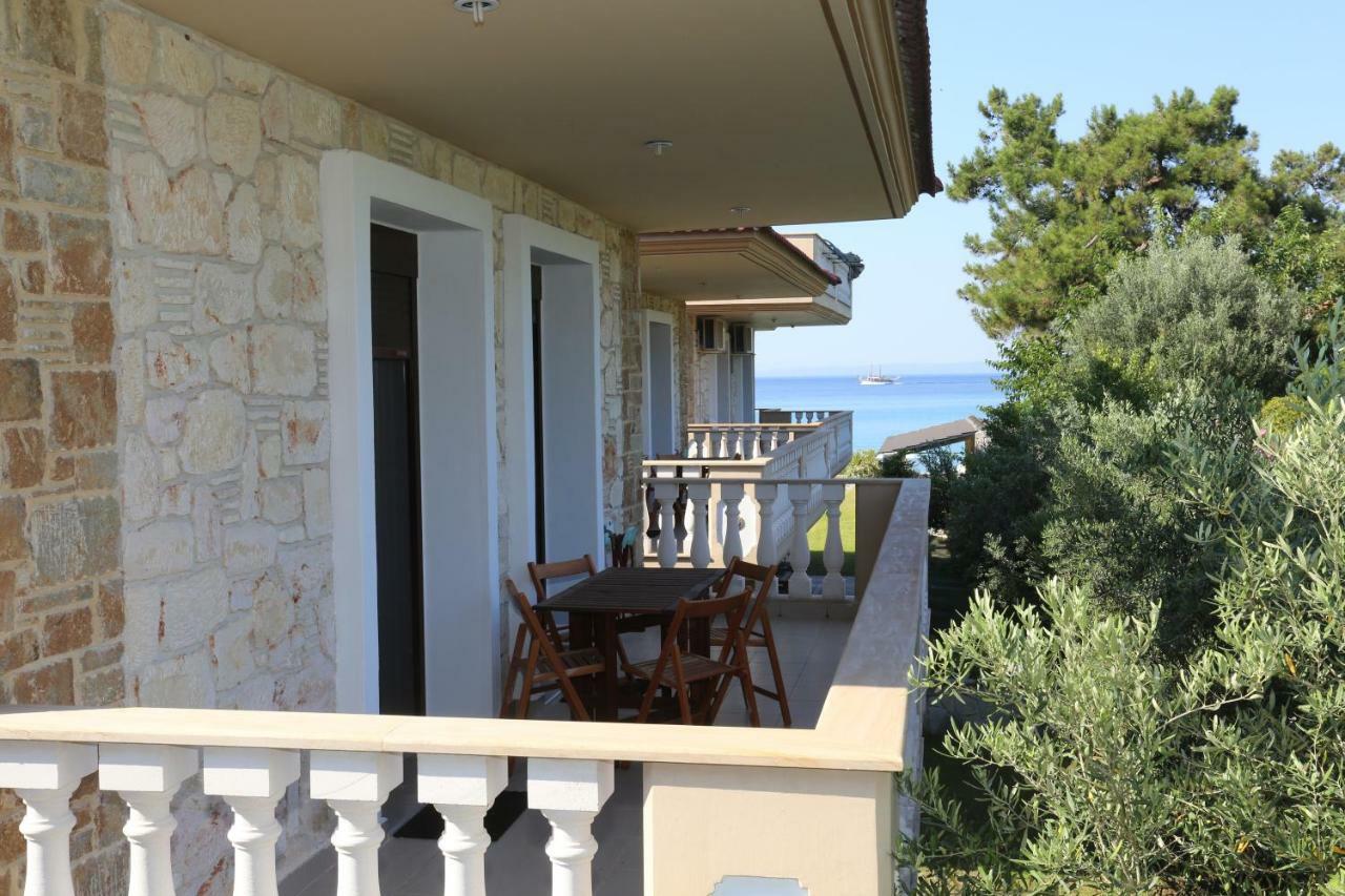 Villa Argo 3 - Beachfront, Big Gardens, Location! Pefkochori Esterno foto