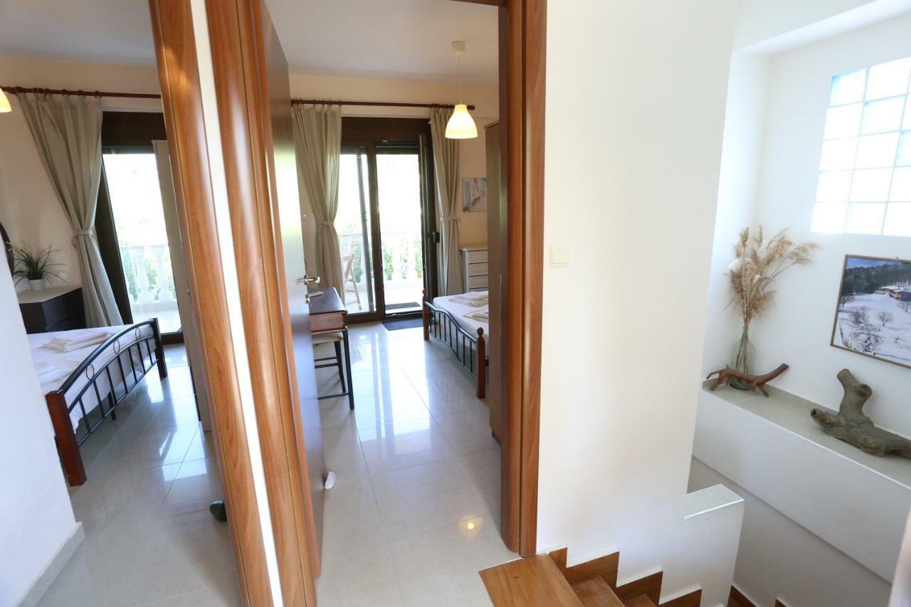 Villa Argo 3 - Beachfront, Big Gardens, Location! Pefkochori Esterno foto