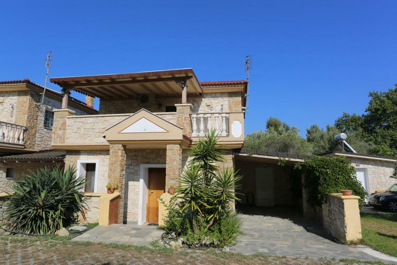 Villa Argo 3 - Beachfront, Big Gardens, Location! Pefkochori Esterno foto
