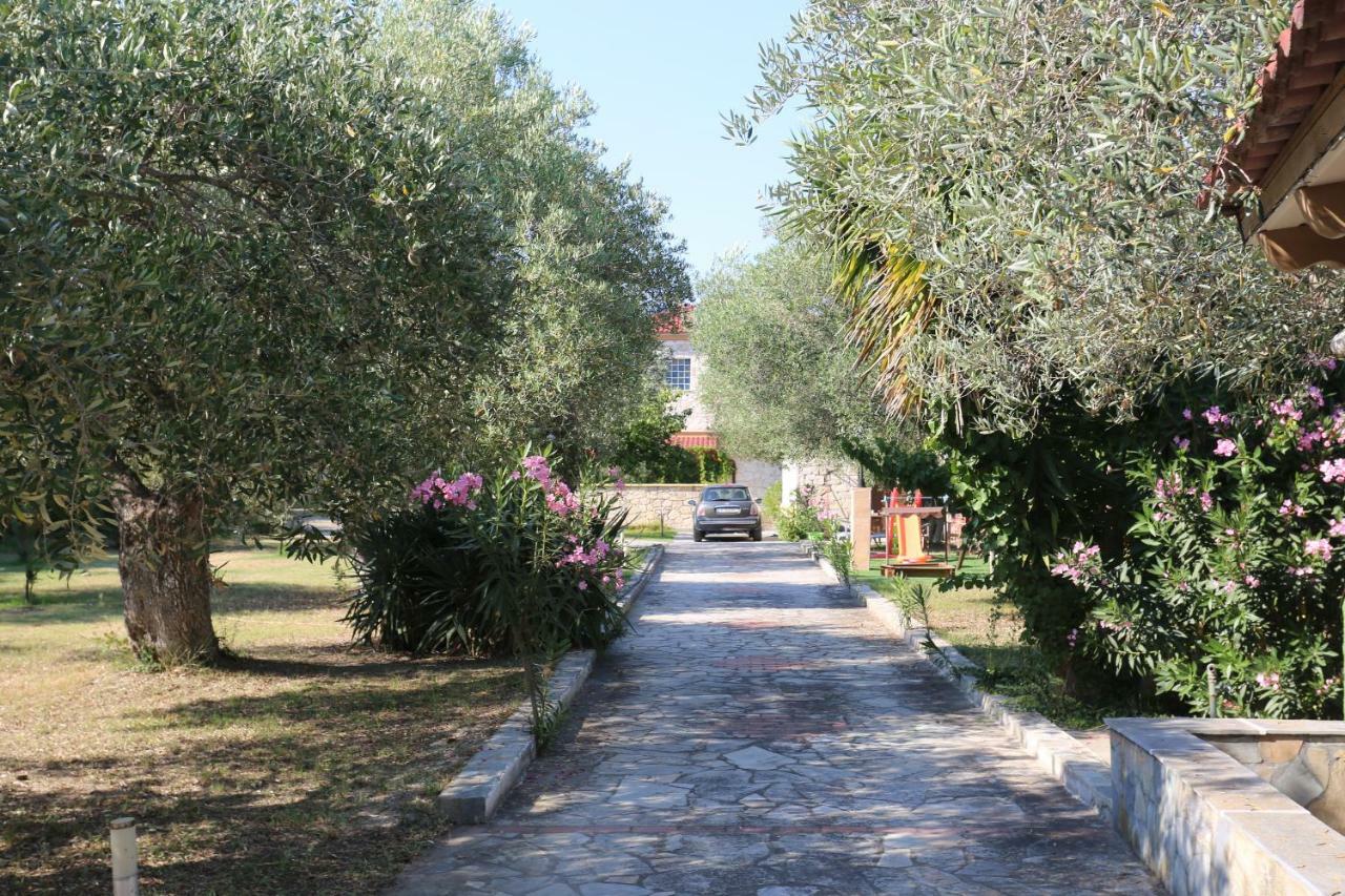 Villa Argo 3 - Beachfront, Big Gardens, Location! Pefkochori Esterno foto
