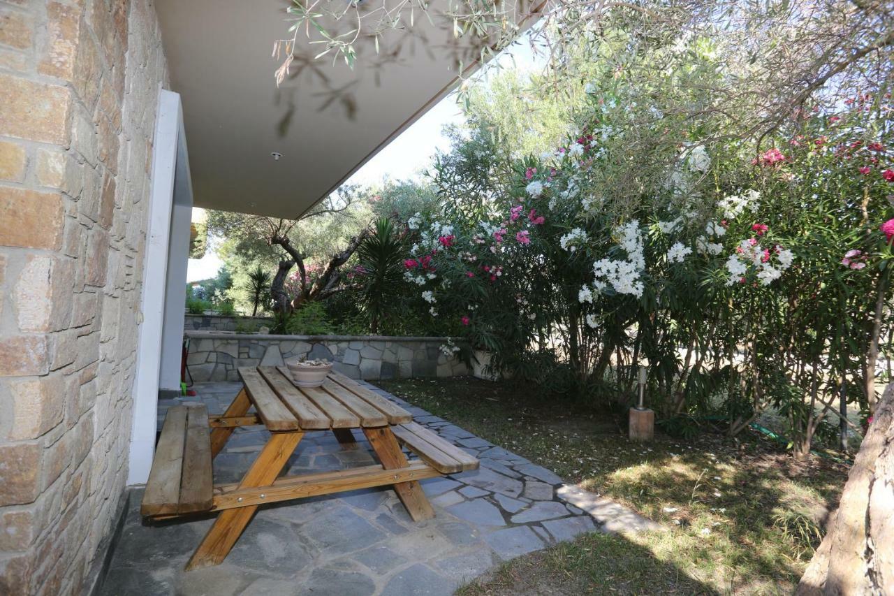 Villa Argo 3 - Beachfront, Big Gardens, Location! Pefkochori Esterno foto